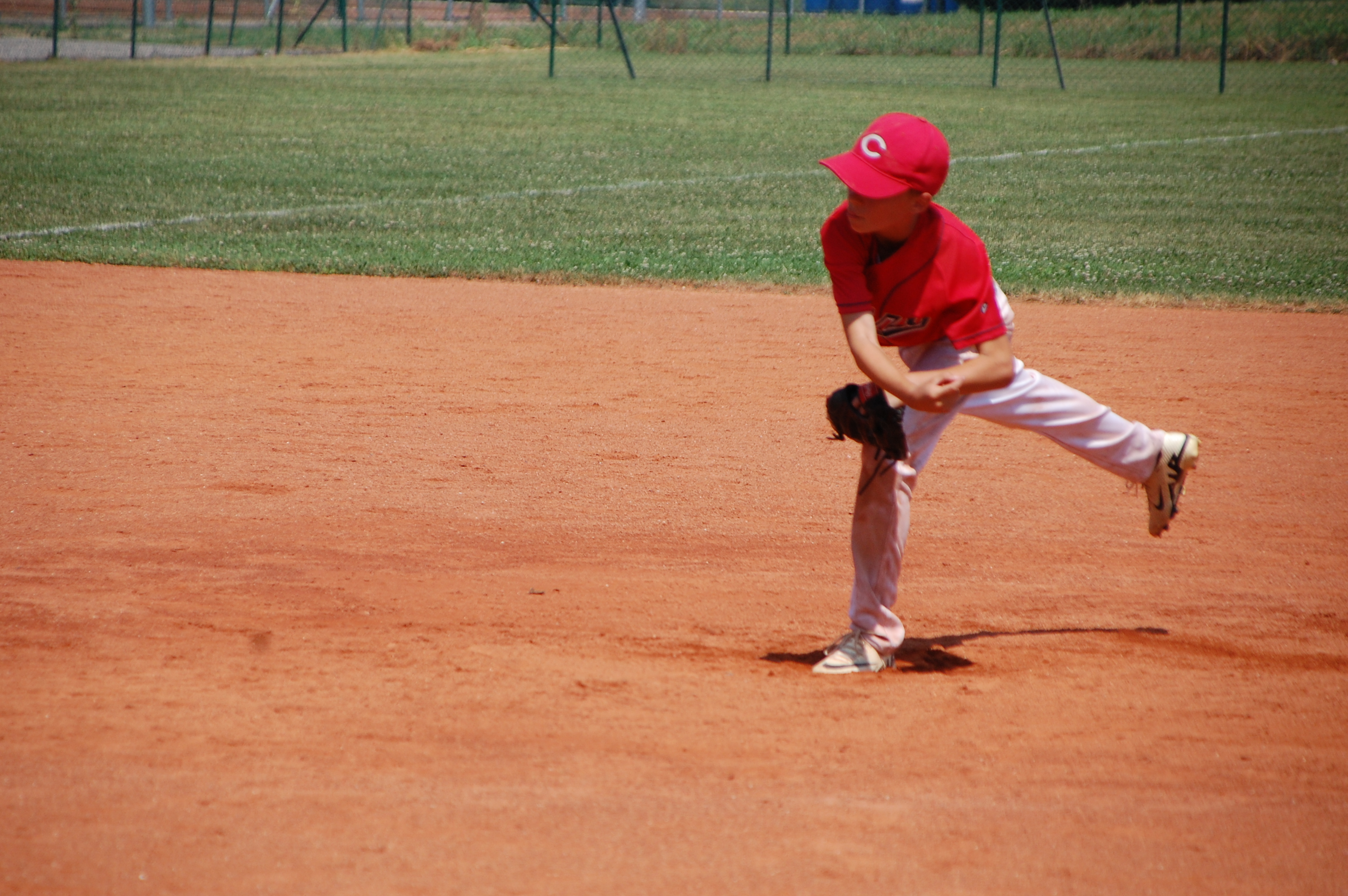 Giovane pitcher della Crazy Sambonifacese in azione sul diamante durante una partita del settore giovanile
