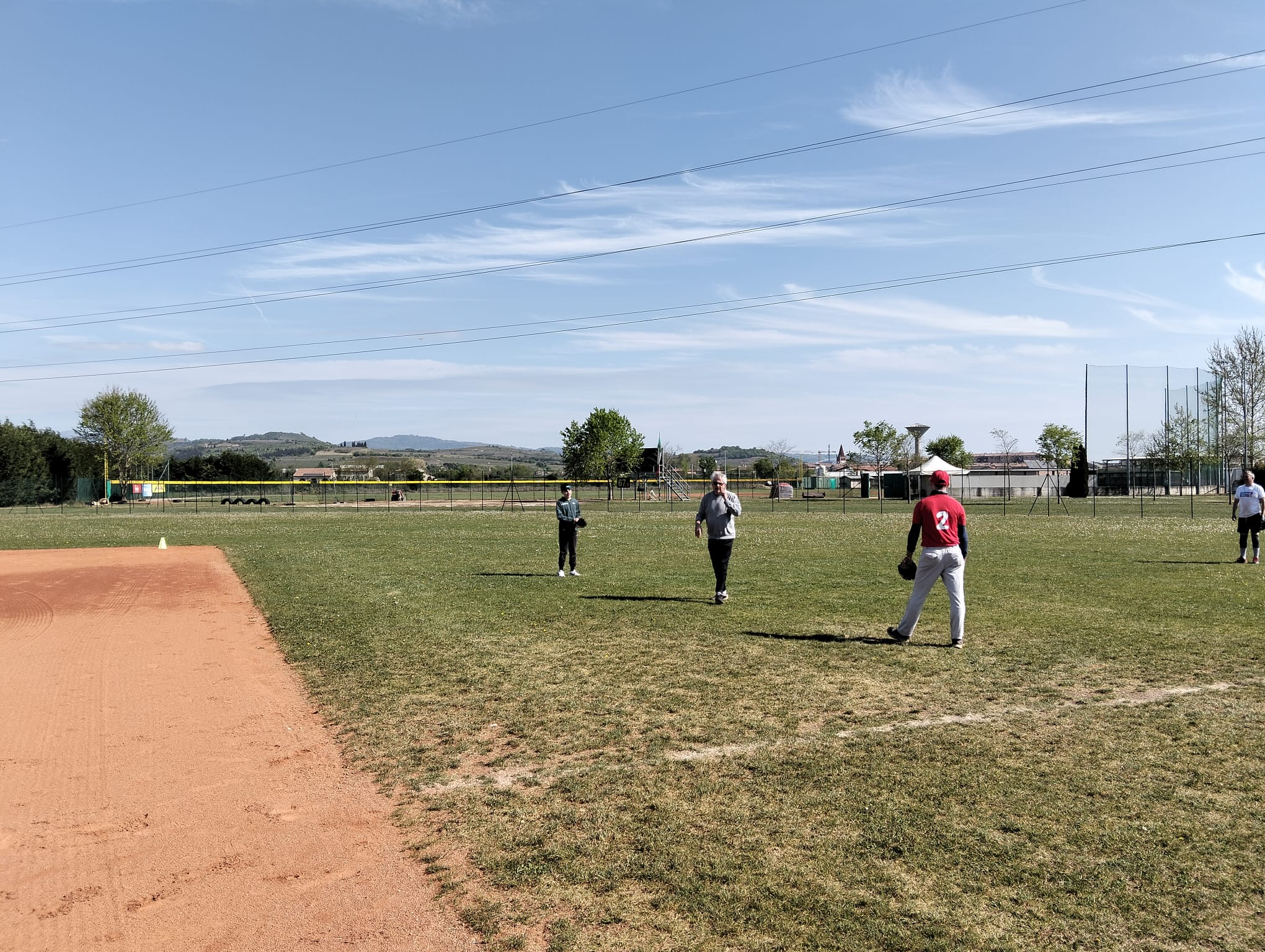 Atleti della Crazy Sambonifacese durante un allenamento di baseball inclusivo sul diamante