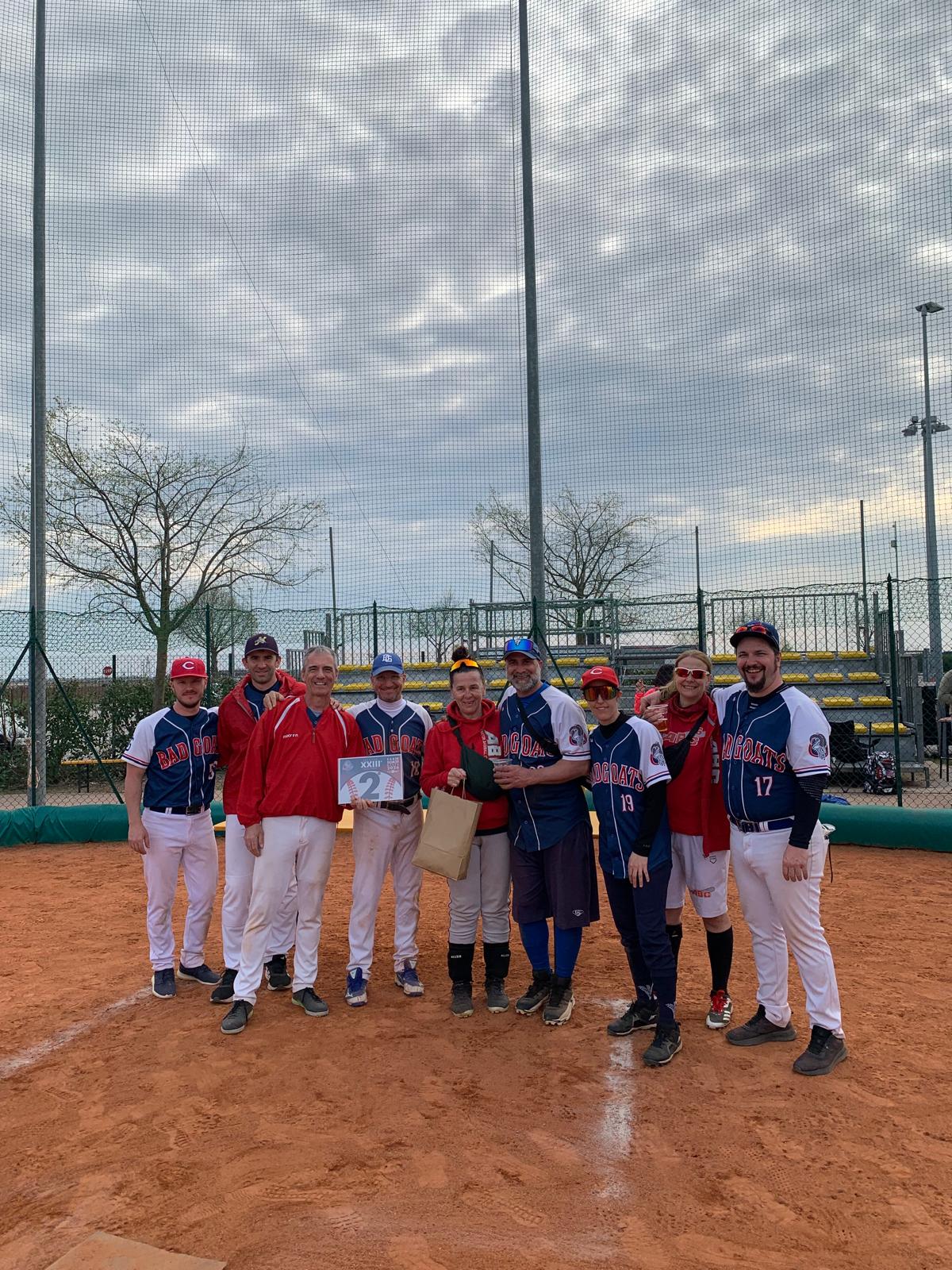 Gruppo dei Bad Goats sul campo da softball della Crazy Sambonifacese con targa premio del torneo