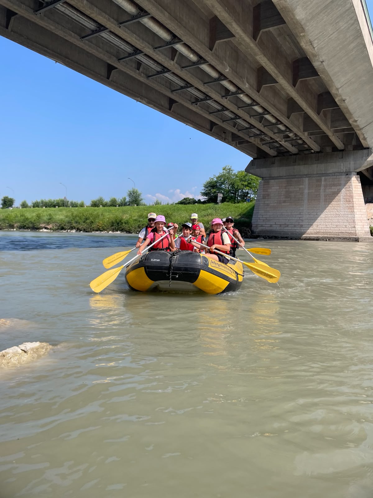 Ragazzi del Crazy Camp sul gommone durante il rafting sull'Adige