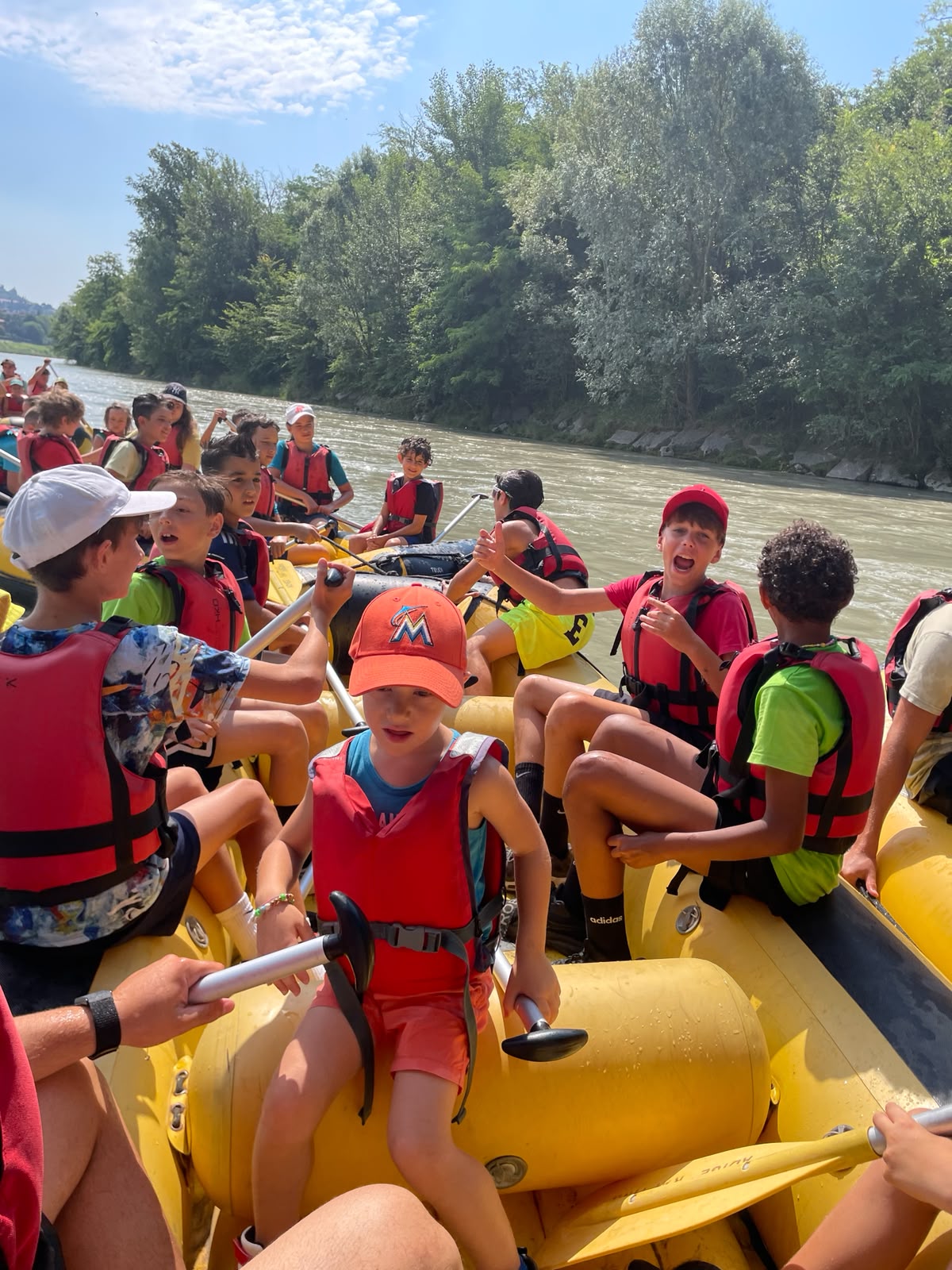 Bambini felici durante l'avventura di rafting del Crazy Camp 2026