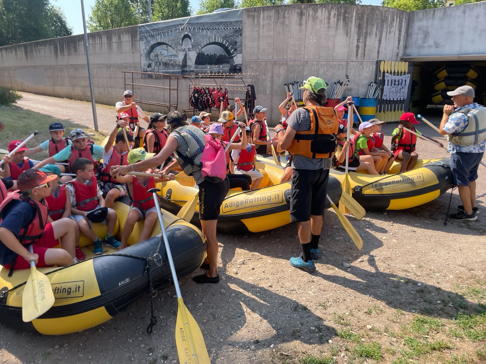 Momenti di gioia e divertimento durante la gita in rafting del Crazy Camp