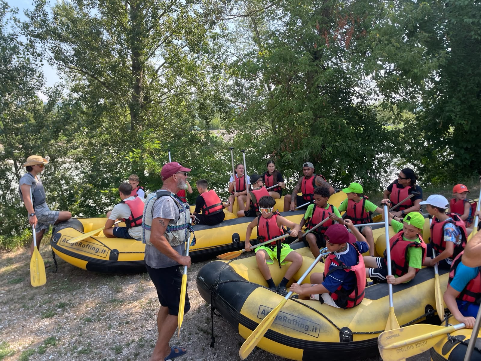 Ragazzi del Crazy Camp pronti per la seconda gita in rafting sull'Adige
