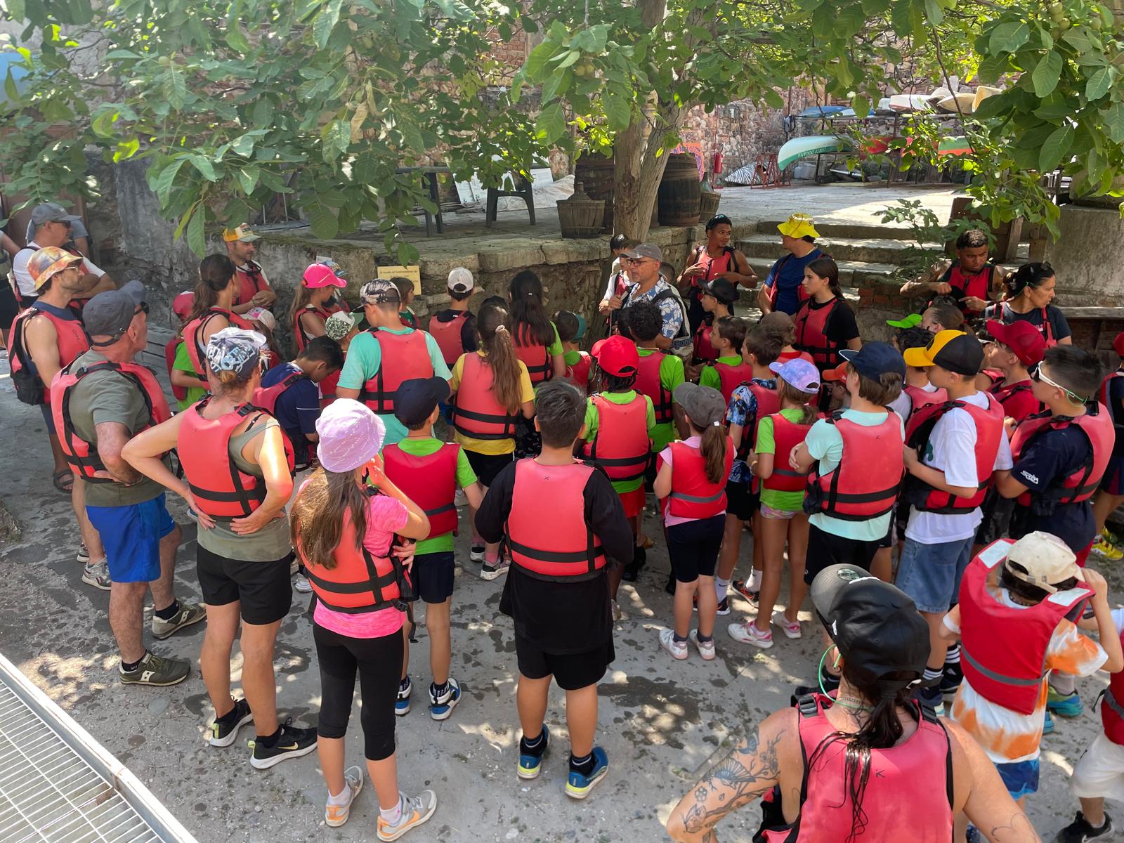 Bambini e ragazzi del Crazy Camp durante la gita in rafting 2026