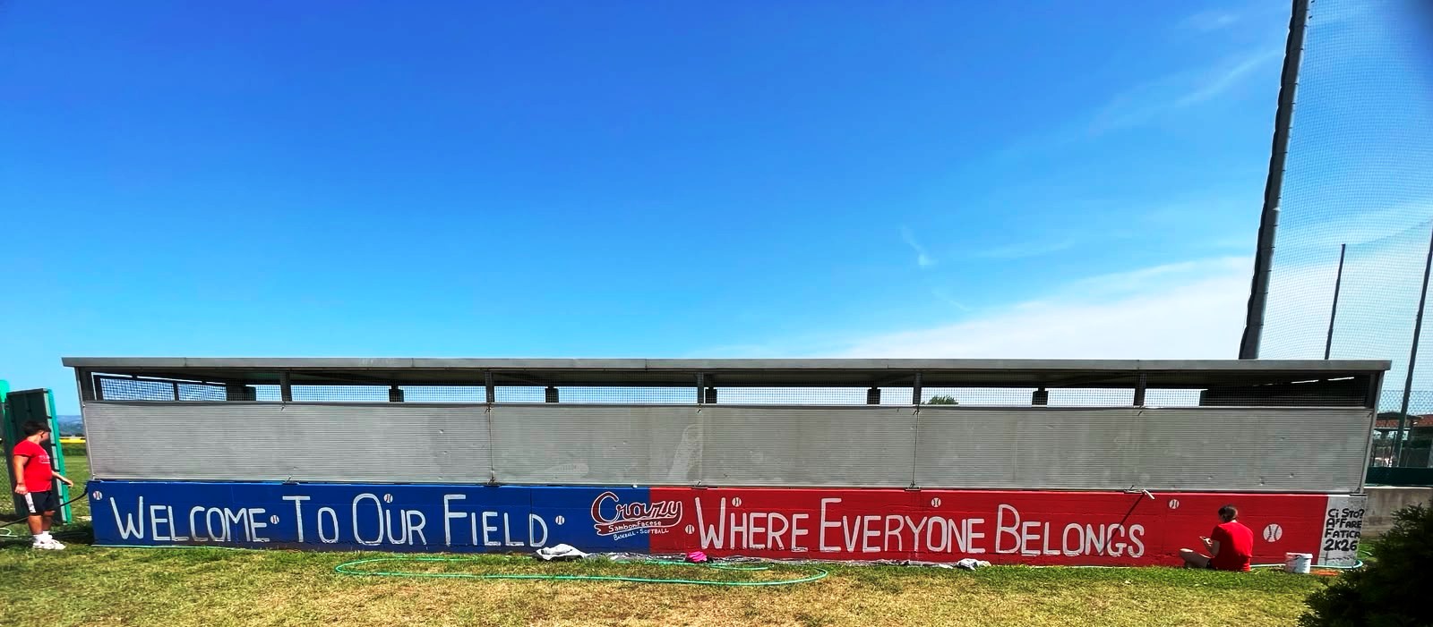 Cartello di benvenuto all'ingresso del campo da baseball della società.