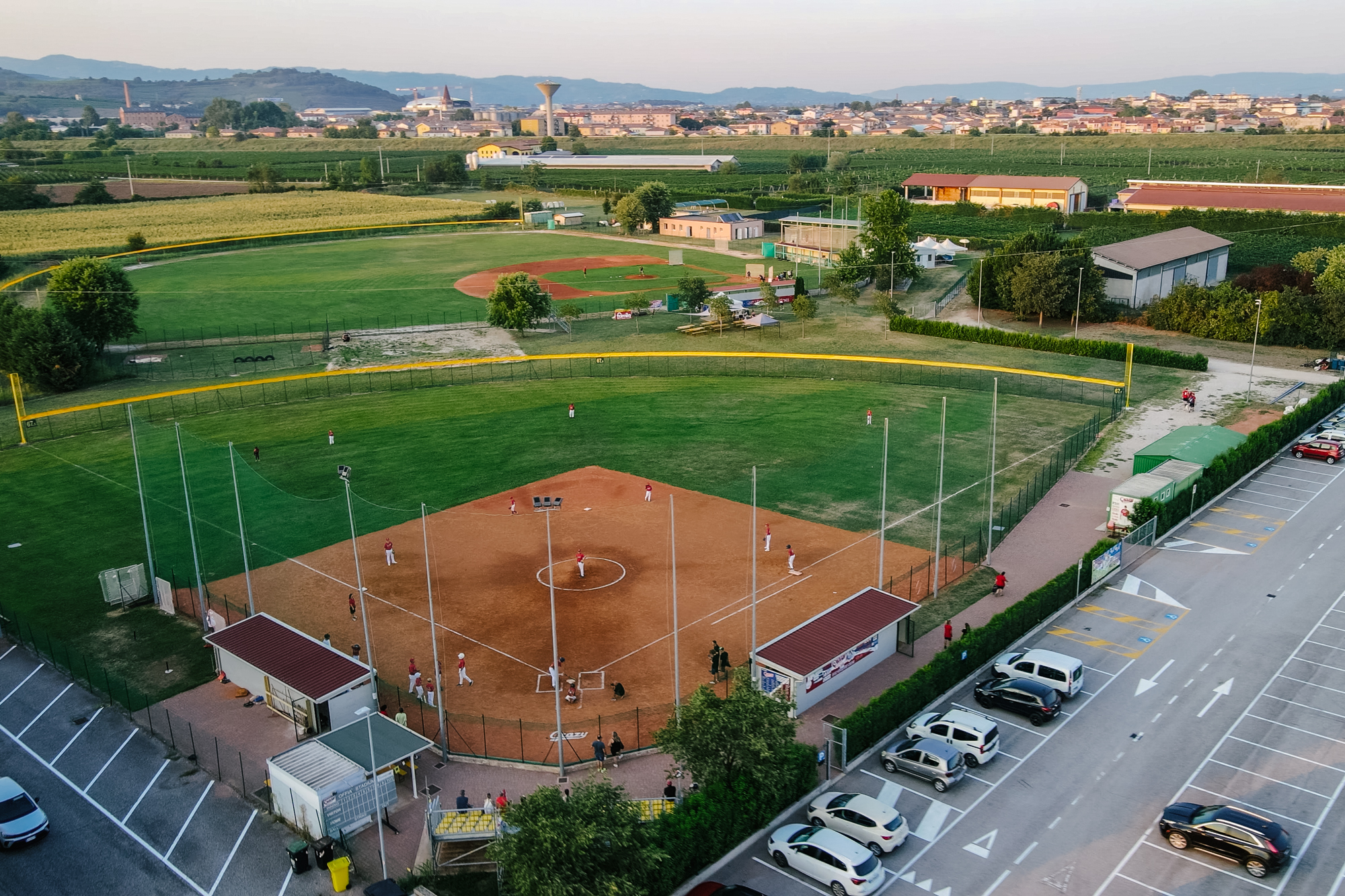 Veduta aerea del campo da baseball di San Bonifacio in loc. Offia con il parcheggio