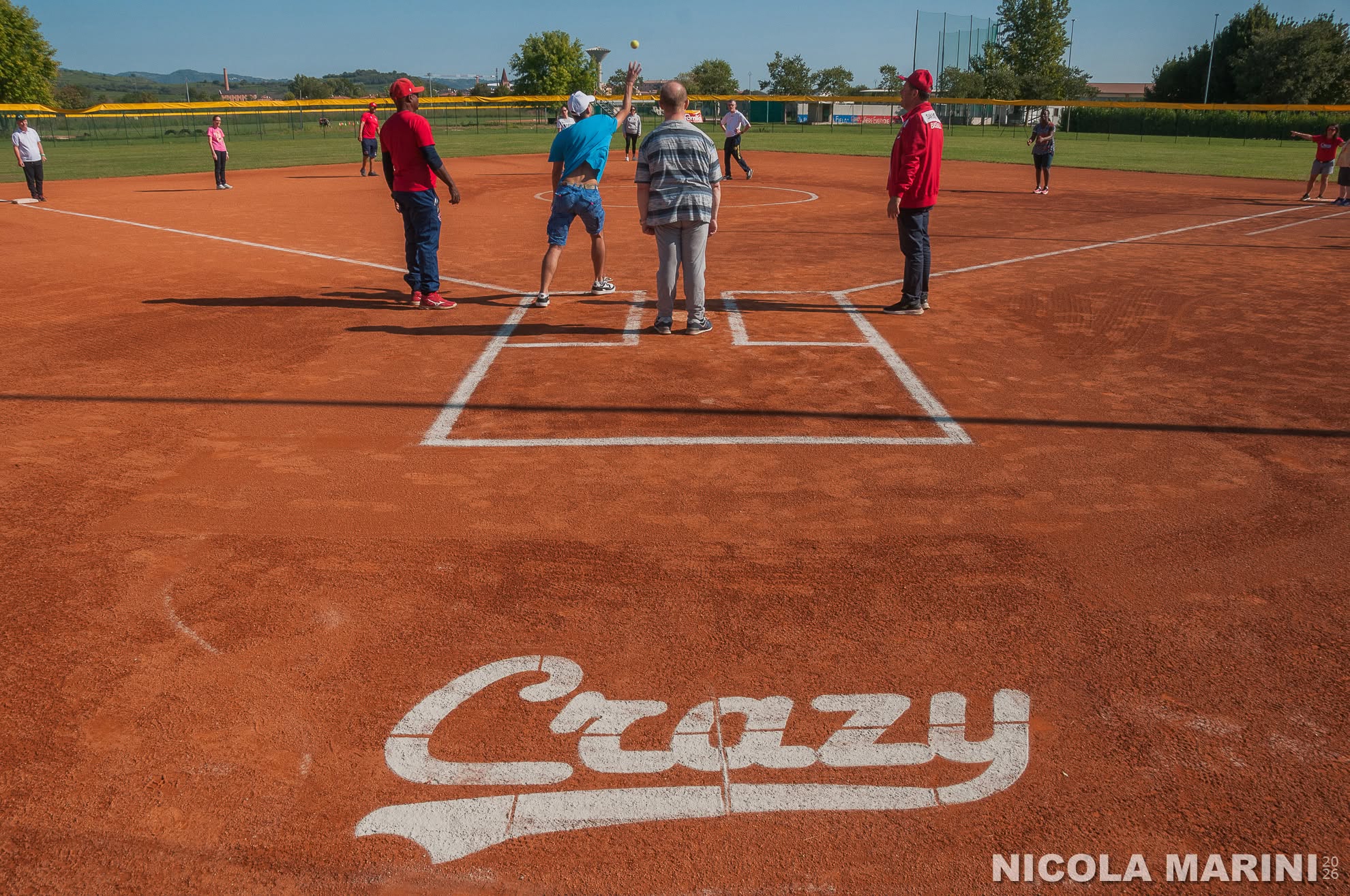 Un momento di gioco del Baseball5 inclusivo durante Crazy Tutti Titolari