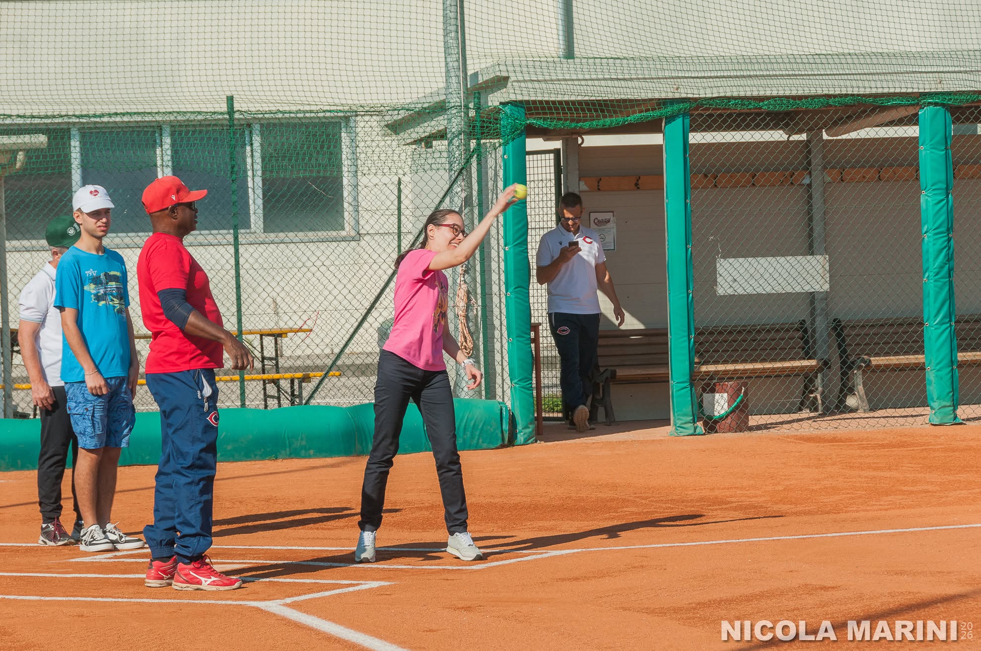 Un lancio durante la partita di Baseball5 adattato alla giornata Crazy Tutti Titolari