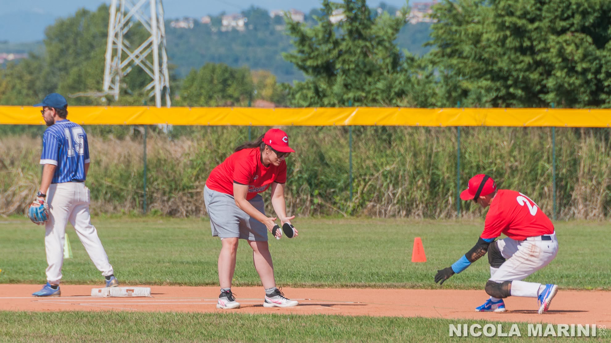 Un atleta corre verso la seconda base durante il Baseball per Ciechi