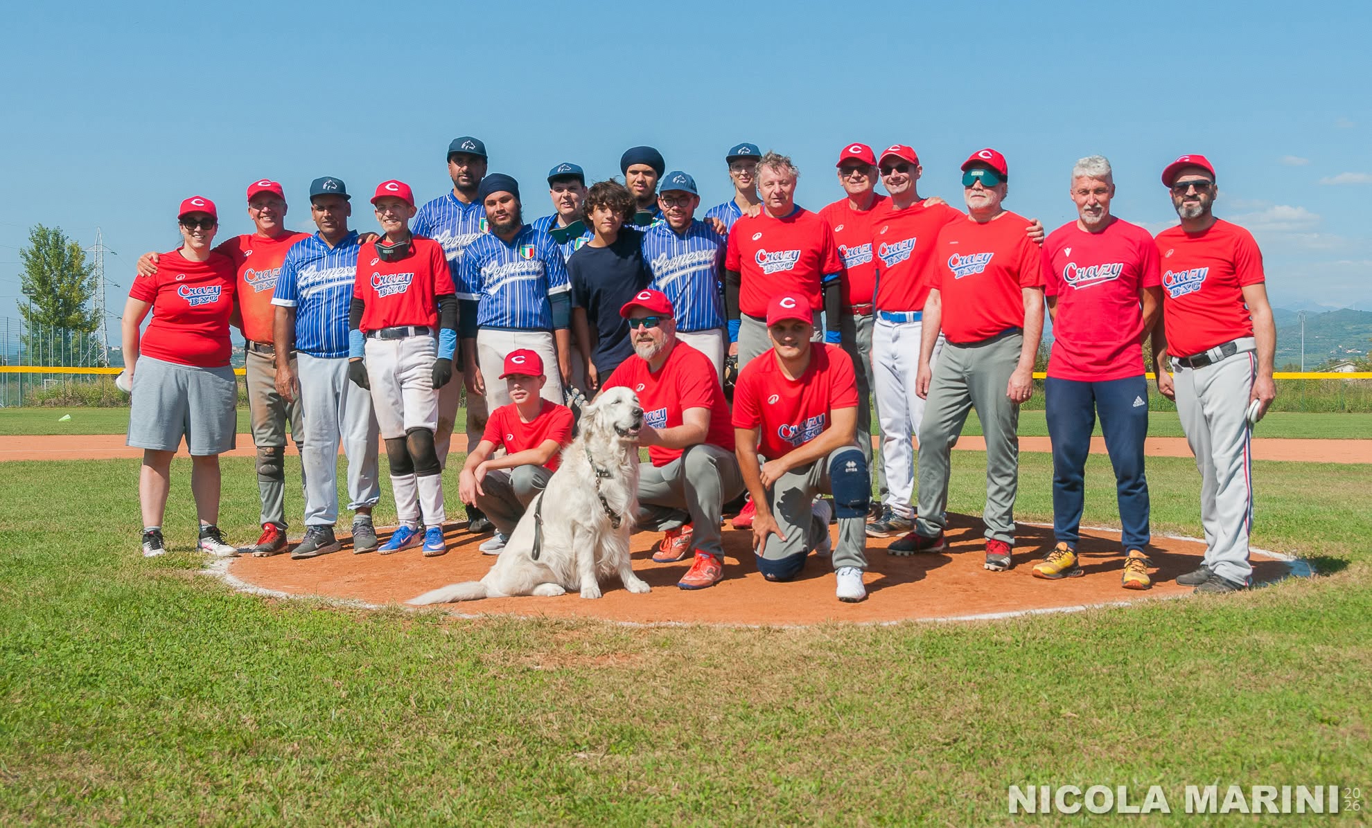 La squadra Crazy Sambonifacese Baseball per Ciechi insieme a La Leonessa Brescia prima della partita