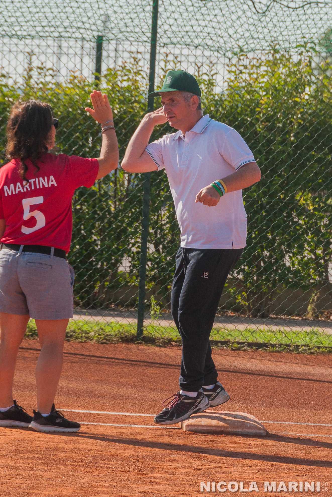 Un cinque tra i partecipanti durante il Baseball5 inclusivo a San Bonifacio