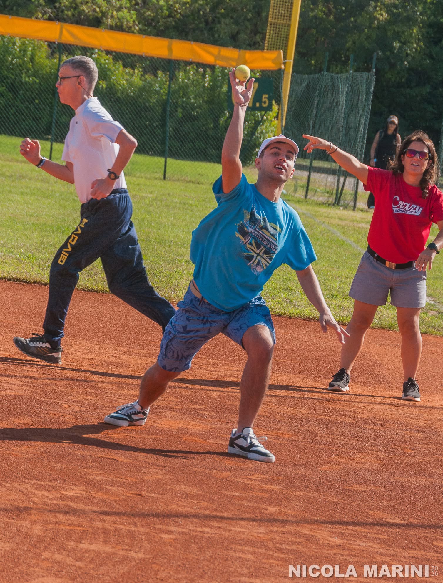 Un lancio durante la partita di Baseball per Ciechi a San Bonifacio