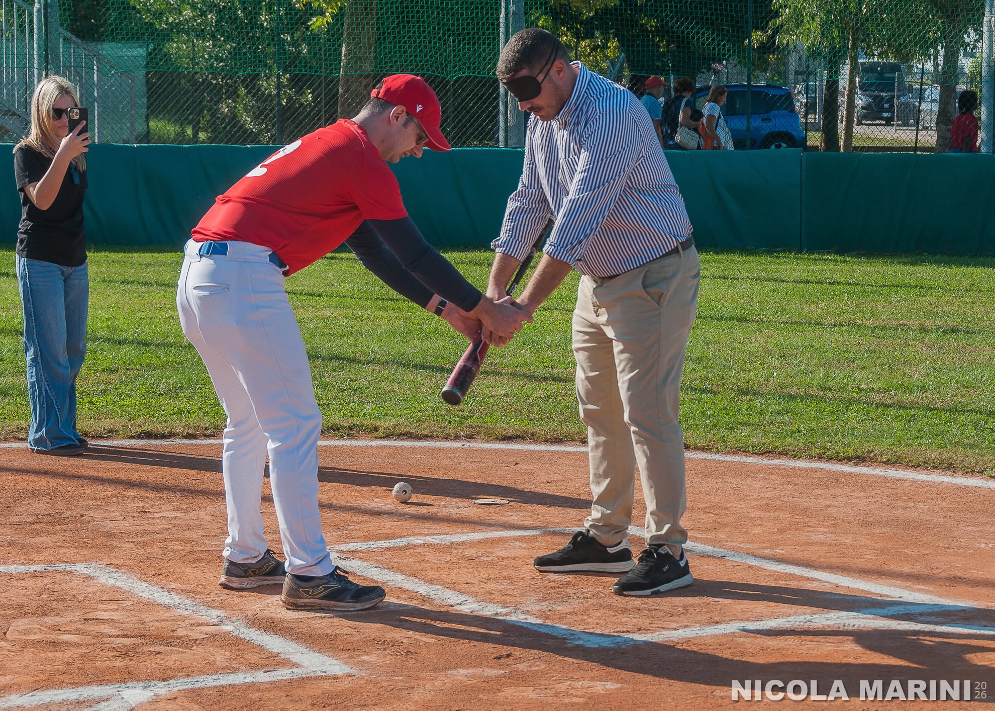 L'Assessore allo Sport Francesco Malgarise prova il Baseball per Ciechi bendato
